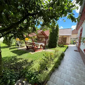 Balla Mama, Apartament
